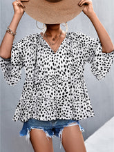 Camiseta holgada con cuello en V para muñeca pequeña